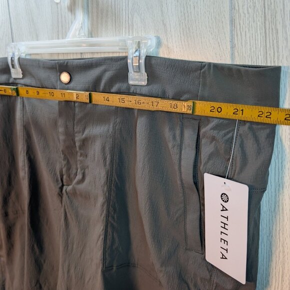 NWT New Athleta Trekkie Bermuda 2.0 Ripstop Shorts Gray Green Size 22 - Picture 4 of 5